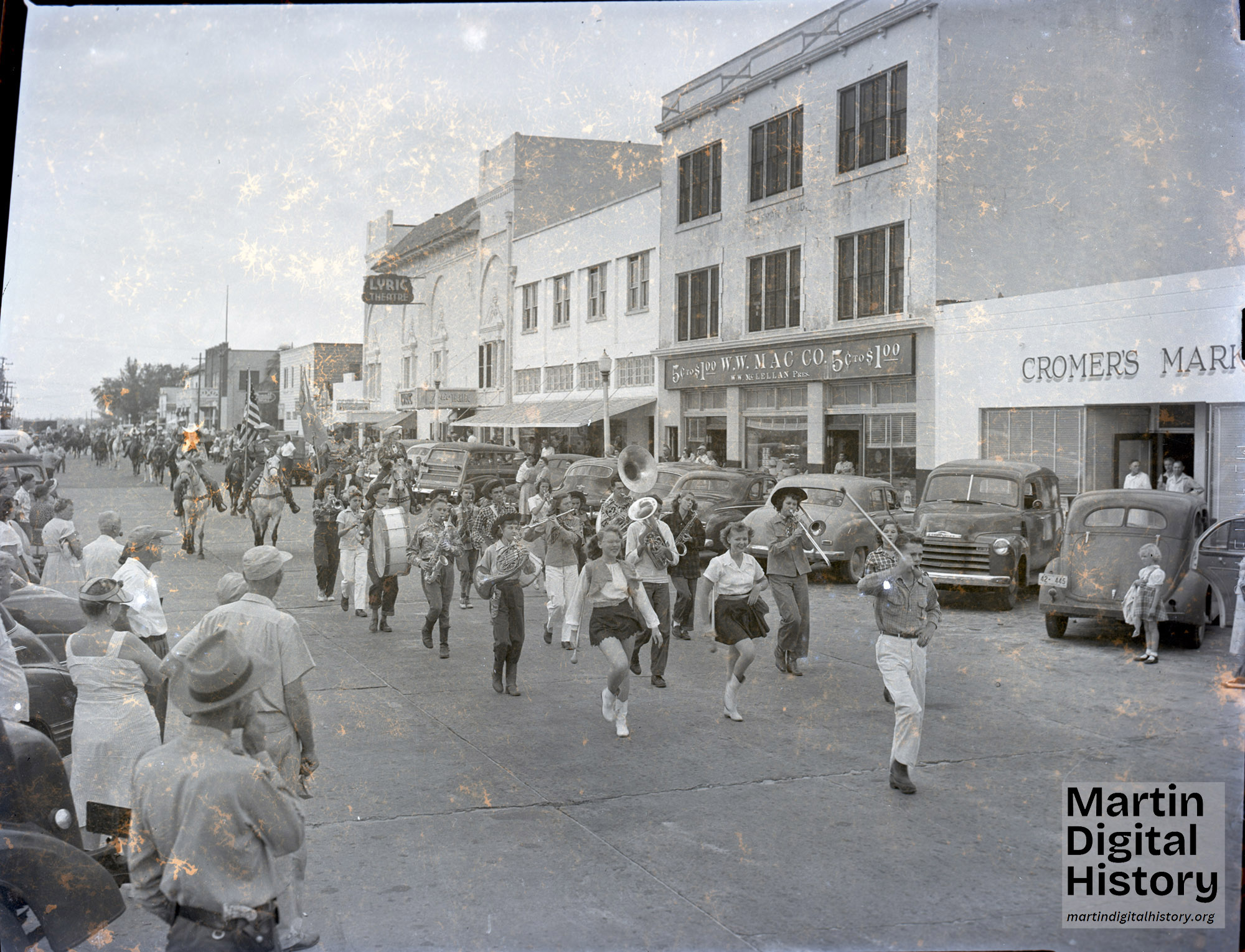 Black and white photo of Stuart Parade down Flager Avenue circa 1950